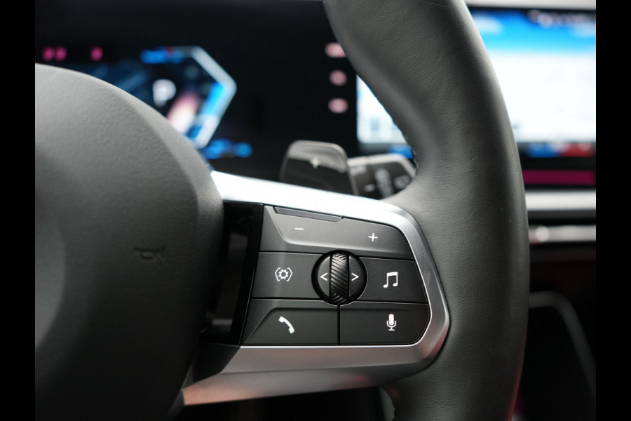 BMW X1 xDrive25e M-Sport Plug in Hybrid 245pk Dealer O.H | PHEV | Adaptive Cruise | Head-up Display | 360 Camera | Harman Kardon | Carplay | Lederen Sportstoelen Verwarmd | Sfeerverlichting |