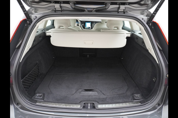 Volvo V60 2.0B3 AUT-7 177PK Inscription Leer MHEV Apple Carplay Android Auto Harman&Kardon Prem.Audio Camera Adap.Cruise Elek.Stoelen Stuu Lmv 18" Led Elek. Achterklep Regen-Lichtsensor Collision Avoidance Bluetooth Wifi 1e Eigenaar €50.755 Nieuwprijs Zeer compleet MHEV-Mild-Hybrid 1800kg trekvermogen