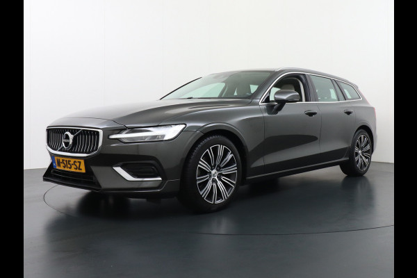 Volvo V60 2.0B3 AUT-7 177PK Inscription Leer MHEV Apple Carplay Android Auto Harman&Kardon Prem.Audio Camera Adap.Cruise Elek.Stoelen Stuu Lmv 18" Led Elek. Achterklep Regen-Lichtsensor Collision Avoidance Bluetooth Wifi 1e Eigenaar €50.755 Nieuwprijs Zeer compleet MHEV-Mild-Hybrid 1800kg trekvermogen