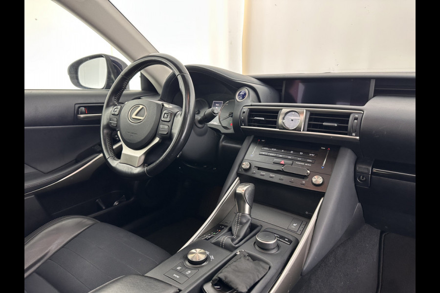 Lexus IS 300h Hybrid Business Line Aut. *PANO | LEATHER-MICROFIBRE | FULL-LED | NAVI-FULLMAP | HEATED-COMFORTSEATS | CAMERA | ECC | SHIFT-PADDLES | PDC | CRUISE | 17''ALU*