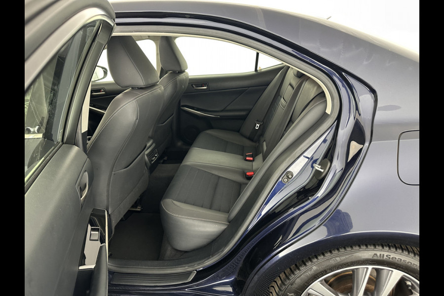 Lexus IS 300h Hybrid Business Line Aut. *PANO | LEATHER-MICROFIBRE | FULL-LED | NAVI-FULLMAP | HEATED-COMFORTSEATS | CAMERA | ECC | SHIFT-PADDLES | PDC | CRUISE | 17''ALU*