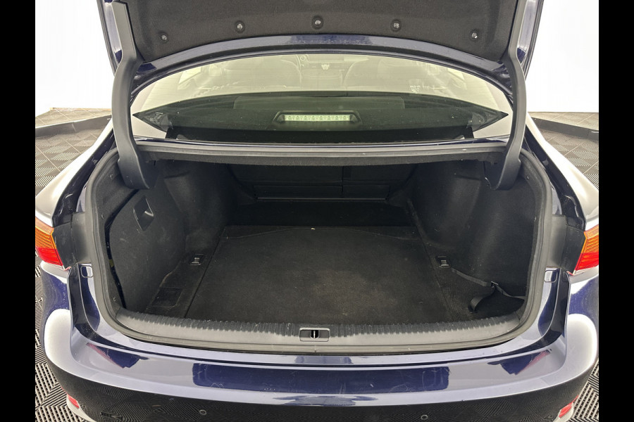 Lexus IS 300h Hybrid Business Line Aut. *PANO | LEATHER-MICROFIBRE | FULL-LED | NAVI-FULLMAP | HEATED-COMFORTSEATS | CAMERA | ECC | SHIFT-PADDLES | PDC | CRUISE | 17''ALU*