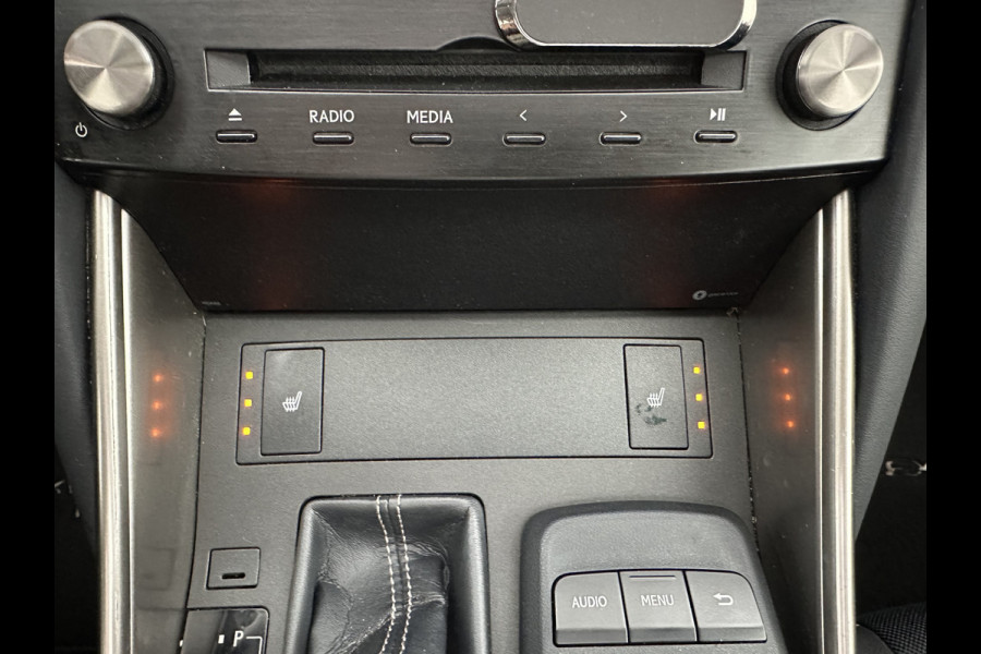 Lexus IS 300h Hybrid Business Line Aut. *PANO | LEATHER-MICROFIBRE | FULL-LED | NAVI-FULLMAP | HEATED-COMFORTSEATS | CAMERA | ECC | SHIFT-PADDLES | PDC | CRUISE | 17''ALU*