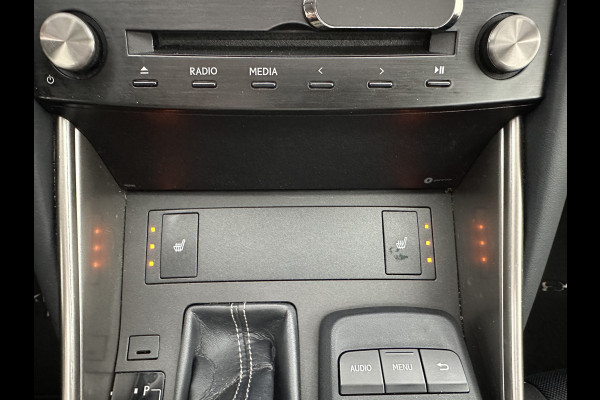 Lexus IS 300h Hybrid Business Line Aut. *PANO | LEATHER-MICROFIBRE | FULL-LED | NAVI-FULLMAP | HEATED-COMFORTSEATS | CAMERA | ECC | SHIFT-PADDLES | PDC | CRUISE | 17''ALU*