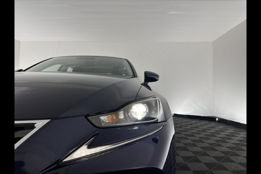Lexus IS 300h Hybrid Business Line Aut. *PANO | LEATHER-MICROFIBRE | FULL-LED | NAVI-FULLMAP | HEATED-COMFORTSEATS | CAMERA | ECC | SHIFT-PADDLES | PDC | CRUISE | 17''ALU*