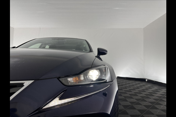 Lexus IS 300h Hybrid Business Line Aut. *PANO | LEATHER-MICROFIBRE | FULL-LED | NAVI-FULLMAP | HEATED-COMFORTSEATS | CAMERA | ECC | SHIFT-PADDLES | PDC | CRUISE | 17''ALU*