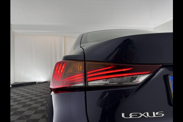 Lexus IS 300h Hybrid Business Line Aut. *PANO | LEATHER-MICROFIBRE | FULL-LED | NAVI-FULLMAP | HEATED-COMFORTSEATS | CAMERA | ECC | SHIFT-PADDLES | PDC | CRUISE | 17''ALU*