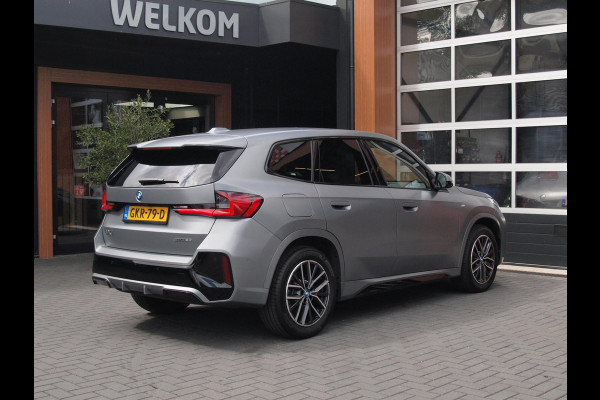 BMW iX1 eDrive20 67 kWh | M-Pakket | NL-Auto | Innovation Pack | BMW Individual Frozen Pure Grey |