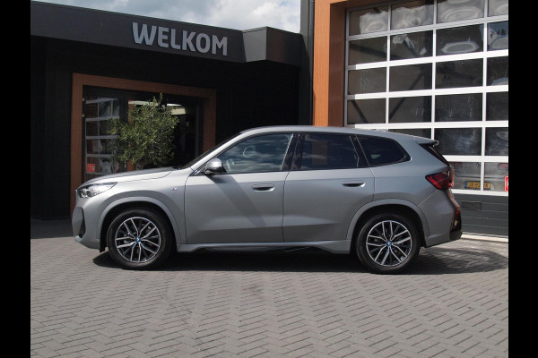 BMW iX1 eDrive20 67 kWh | M-Pakket | NL-Auto | Innovation Pack | BMW Individual Frozen Pure Grey |