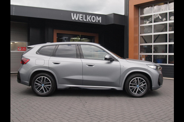 BMW iX1 eDrive20 67 kWh | M-Pakket | NL-Auto | Innovation Pack | BMW Individual Frozen Pure Grey |