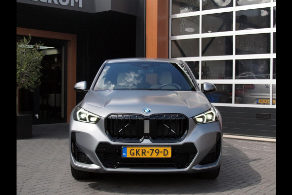 BMW iX1 eDrive20 67 kWh | M-Pakket | NL-Auto | Innovation Pack | BMW Individual Frozen Pure Grey |