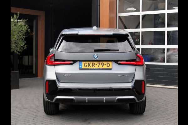 BMW iX1 eDrive20 67 kWh | M-Pakket | NL-Auto | Innovation Pack | BMW Individual Frozen Pure Grey |