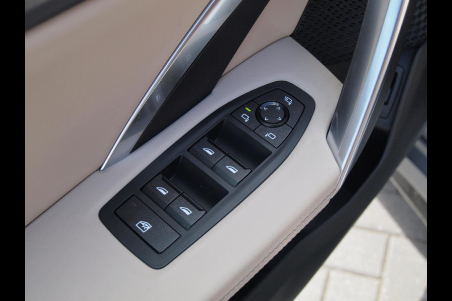 BMW iX1 eDrive20 67 kWh | M-Pakket | NL-Auto | Innovation Pack | BMW Individual Frozen Pure Grey |