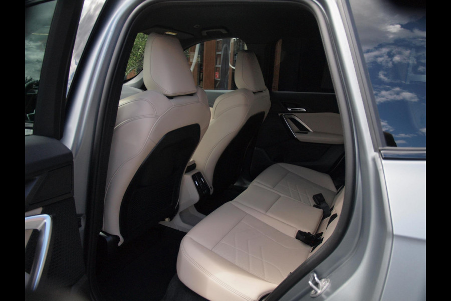BMW iX1 eDrive20 67 kWh | M-Pakket | NL-Auto | Innovation Pack | BMW Individual Frozen Pure Grey |