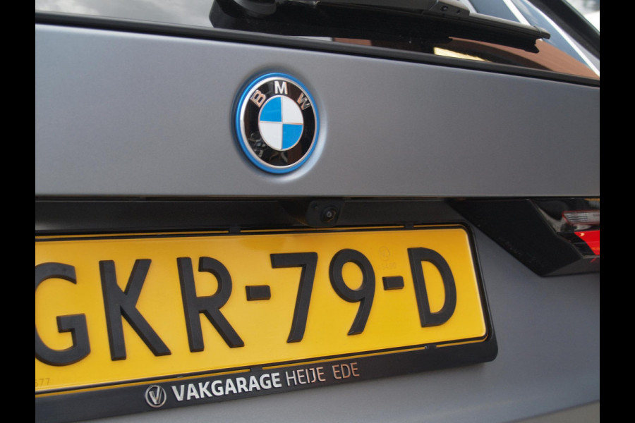 BMW iX1 eDrive20 67 kWh | M-Pakket | NL-Auto | Innovation Pack | BMW Individual Frozen Pure Grey |