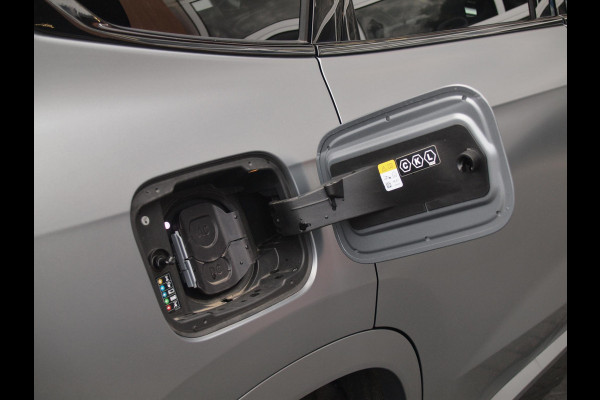 BMW iX1 eDrive20 67 kWh | M-Pakket | NL-Auto | Innovation Pack | BMW Individual Frozen Pure Grey |