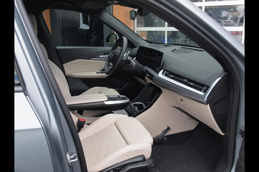 BMW iX1 eDrive20 67 kWh | M-Pakket | NL-Auto | Innovation Pack | BMW Individual Frozen Pure Grey |