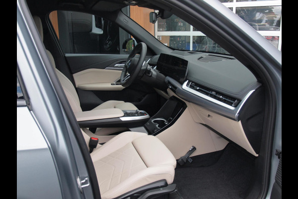 BMW iX1 eDrive20 67 kWh | M-Pakket | NL-Auto | Innovation Pack | BMW Individual Frozen Pure Grey |
