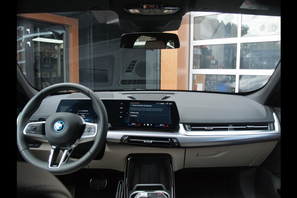 BMW iX1 eDrive20 67 kWh | M-Pakket | NL-Auto | Innovation Pack | BMW Individual Frozen Pure Grey |