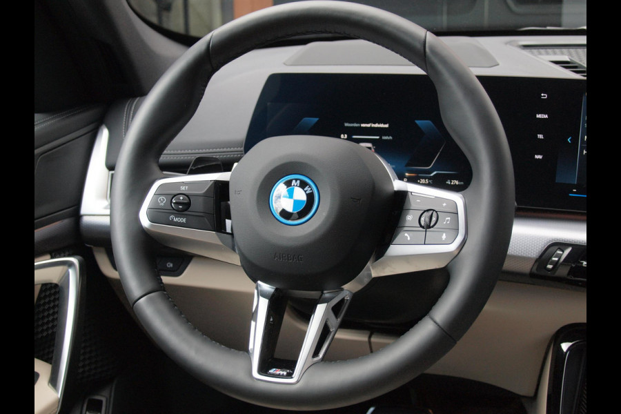BMW iX1 eDrive20 67 kWh | M-Pakket | NL-Auto | Innovation Pack | BMW Individual Frozen Pure Grey |
