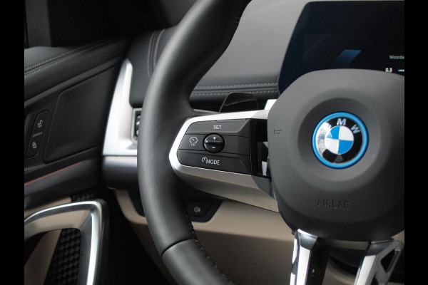 BMW iX1 eDrive20 67 kWh | M-Pakket | NL-Auto | Innovation Pack | BMW Individual Frozen Pure Grey |