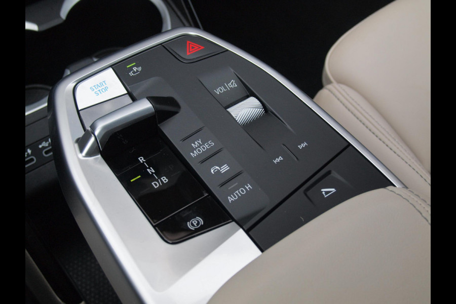 BMW iX1 eDrive20 67 kWh | M-Pakket | NL-Auto | Innovation Pack | BMW Individual Frozen Pure Grey |