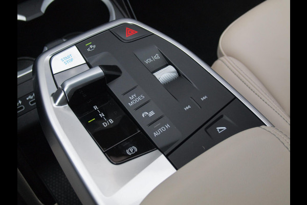 BMW iX1 eDrive20 67 kWh | M-Pakket | NL-Auto | Innovation Pack | BMW Individual Frozen Pure Grey |