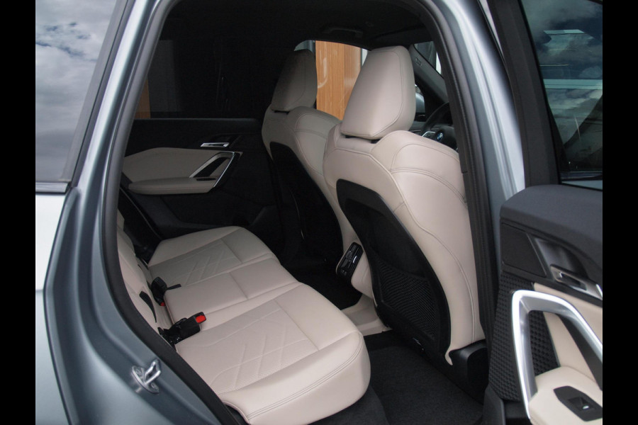 BMW iX1 eDrive20 67 kWh | M-Pakket | NL-Auto | Innovation Pack | BMW Individual Frozen Pure Grey |