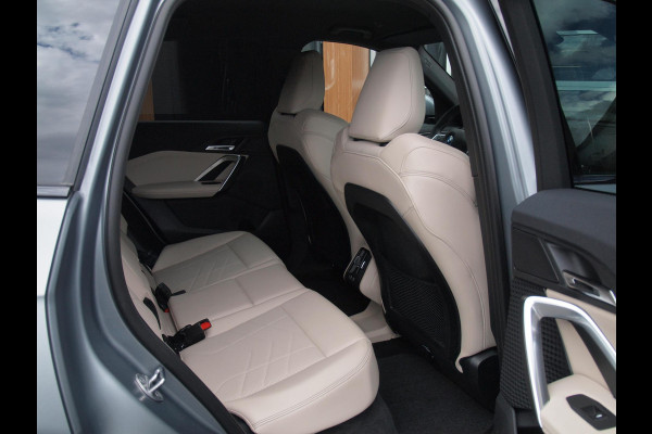 BMW iX1 eDrive20 67 kWh | M-Pakket | NL-Auto | Innovation Pack | BMW Individual Frozen Pure Grey |
