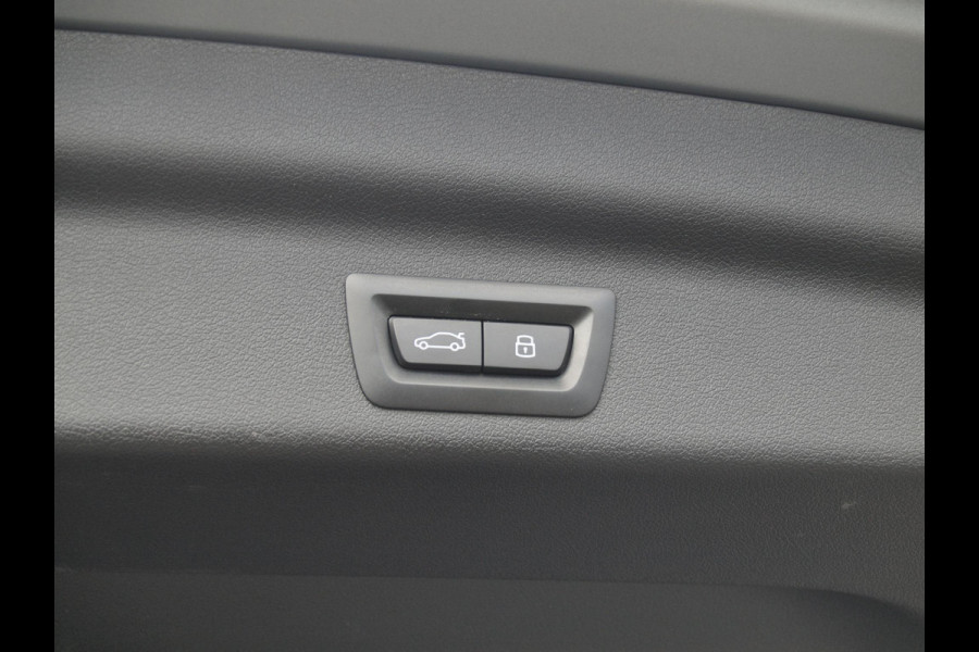 BMW iX1 eDrive20 67 kWh | M-Pakket | NL-Auto | Innovation Pack | BMW Individual Frozen Pure Grey |
