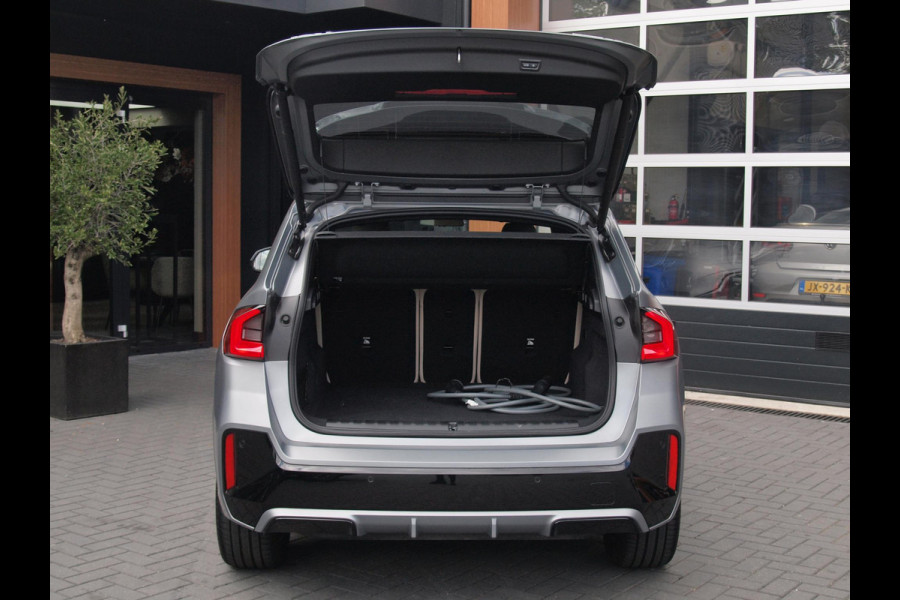 BMW iX1 eDrive20 67 kWh | M-Pakket | NL-Auto | Innovation Pack | BMW Individual Frozen Pure Grey |