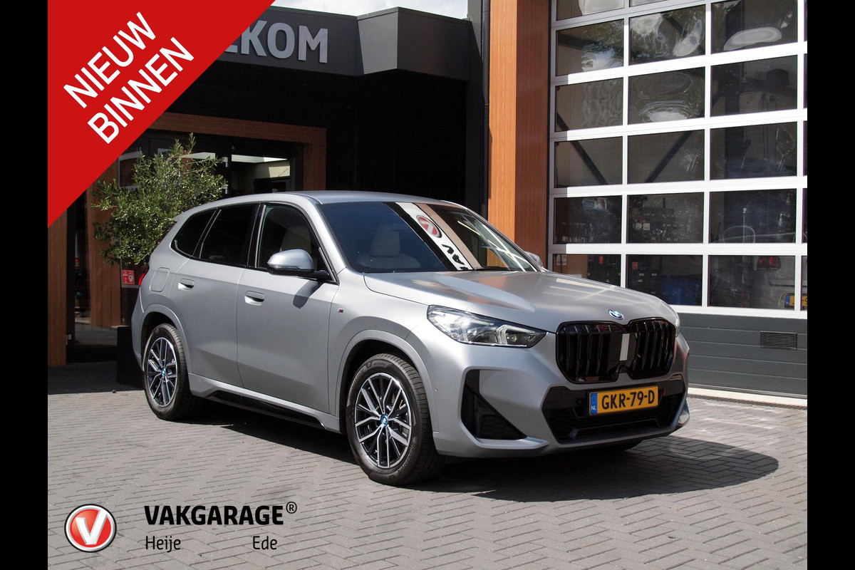 BMW iX1 eDrive20 67 kWh | M-Pakket | NL-Auto | Innovation Pack | BMW Individual Frozen Pure Grey |