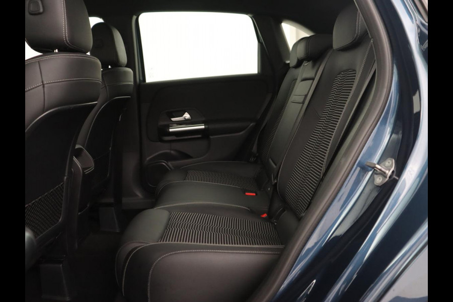 Mercedes-Benz B-Klasse 180 Advantage | Stoelverwarming | Camera | Carplay | Trekhaak | Full LED | Navigatie | Half leder | Climate control | Park Assist