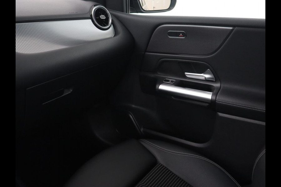 Mercedes-Benz B-Klasse 180 Advantage | Stoelverwarming | Camera | Carplay | Trekhaak | Full LED | Navigatie | Half leder | Climate control | Park Assist