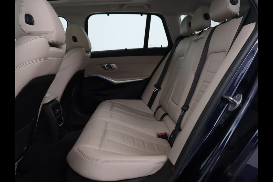 BMW 3-serie 330e eDrive Luxury Line | Panoramadak | Leder | Trekhaak | Stoelverwarming | Carplay | Sportstoelen | Live Cockpit | Parkeerhulp