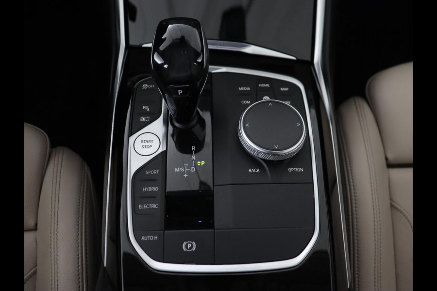 BMW 3-serie 330e eDrive Luxury Line | Panoramadak | Leder | Trekhaak | Stoelverwarming | Carplay | Sportstoelen | Live Cockpit | Parkeerhulp