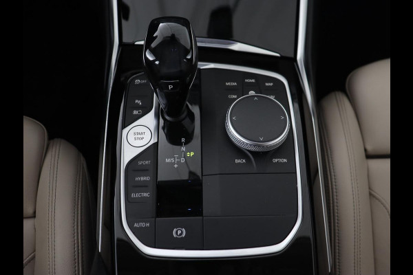 BMW 3-serie 330e eDrive Luxury Line | Panoramadak | Leder | Trekhaak | Stoelverwarming | Carplay | Sportstoelen | Live Cockpit | Parkeerhulp