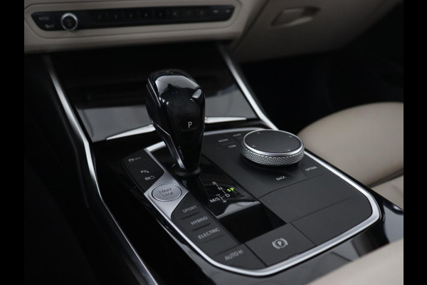 BMW 3-serie 330e eDrive Luxury Line | Panoramadak | Leder | Trekhaak | Stoelverwarming | Carplay | Sportstoelen | Live Cockpit | Parkeerhulp