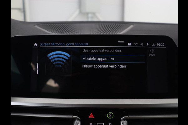 BMW 3-serie 330e eDrive Luxury Line | Panoramadak | Leder | Trekhaak | Stoelverwarming | Carplay | Sportstoelen | Live Cockpit | Parkeerhulp
