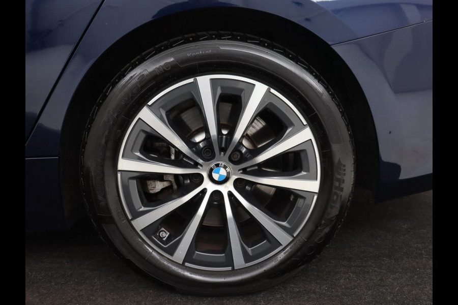 BMW 3-serie 330e eDrive Luxury Line | Panoramadak | Leder | Trekhaak | Stoelverwarming | Carplay | Sportstoelen | Live Cockpit | Parkeerhulp