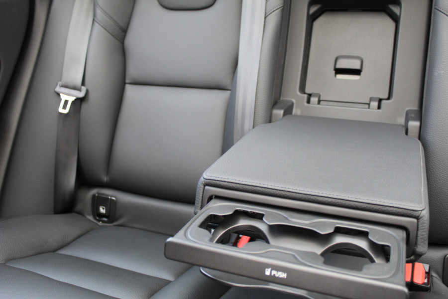 Volvo XC60 2.0 T8 Plug-in hybrid AWD Core Bright | Elek. Trekhaak | Panoramadak |