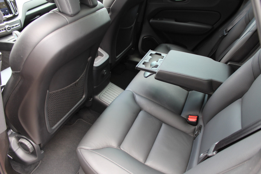 Volvo XC60 2.0 T8 Plug-in hybrid AWD Core Bright | Elek. Trekhaak | Panoramadak |
