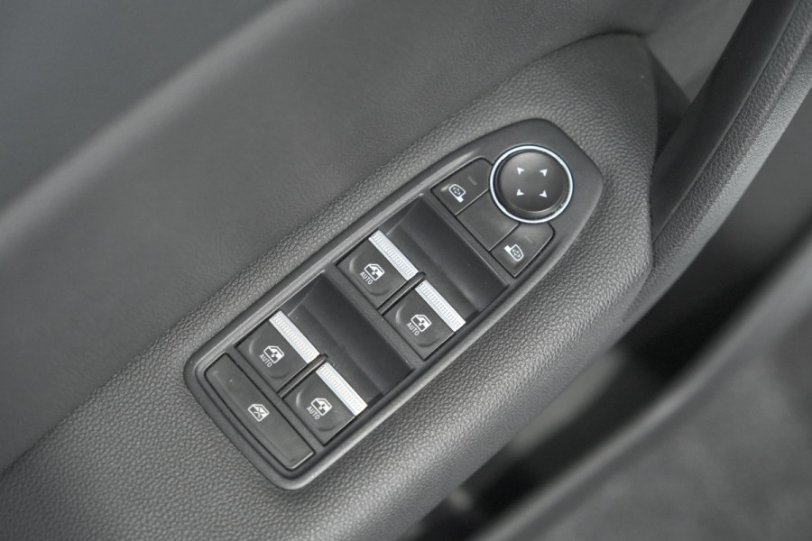 Renault Captur 1.6 E-Tech Plug-in Hybrid 160 Intens | Trekhaak | Camera | Adaptieve Cruise Control | Dodehoekdetectie