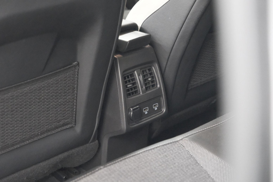Renault Captur 1.6 E-Tech Plug-in Hybrid 160 Intens | Trekhaak | Camera | Adaptieve Cruise Control | Dodehoekdetectie