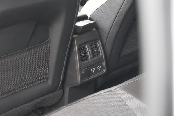 Renault Captur 1.6 E-Tech Plug-in Hybrid 160 Intens | Trekhaak | Camera | Adaptieve Cruise Control | Dodehoekdetectie