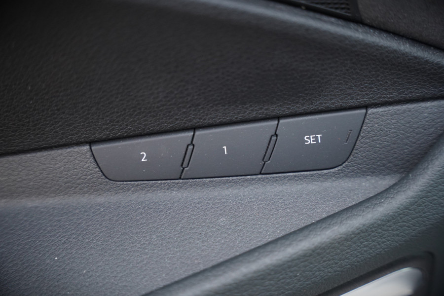 Audi e-tron 50 quattro S edition 71 kWh | S Line | Black Edition | Bang & Olufsen | Panoramadak | Head-Up Display | Trekhaak | Memory Seats | Ambiance Verlichting | Camera | Luchtvering | Adaptive Cruise Control | Keyless | Matrix
