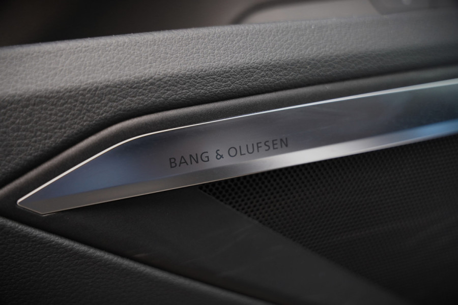 Audi e-tron 50 quattro S edition 71 kWh | S Line | Black Edition | Bang & Olufsen | Panoramadak | Head-Up Display | Trekhaak | Memory Seats | Ambiance Verlichting | Camera | Luchtvering | Adaptive Cruise Control | Keyless | Matrix