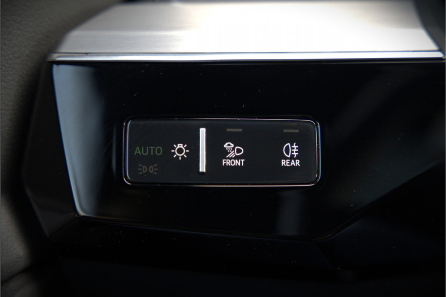 Audi e-tron 50 quattro S edition 71 kWh | S Line | Black Edition | Bang & Olufsen | Panoramadak | Head-Up Display | Trekhaak | Memory Seats | Ambiance Verlichting | Camera | Luchtvering | Adaptive Cruise Control | Keyless | Matrix