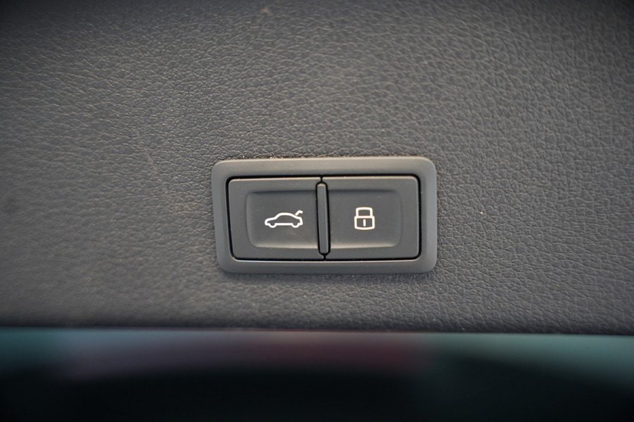 Audi e-tron 50 quattro S edition 71 kWh | S Line | Black Edition | Bang & Olufsen | Panoramadak | Head-Up Display | Trekhaak | Memory Seats | Ambiance Verlichting | Camera | Luchtvering | Adaptive Cruise Control | Keyless | Matrix