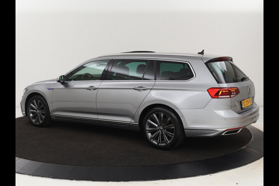 Volkswagen Passat 1.4 TSI PHEV GTE | Panoramadak | Stoelverwarming | Camera | Virtual Cockpit | Leder/Alcantara | Carplay | Matrix LED | Massage | Navigatie | Dodehoek detectie